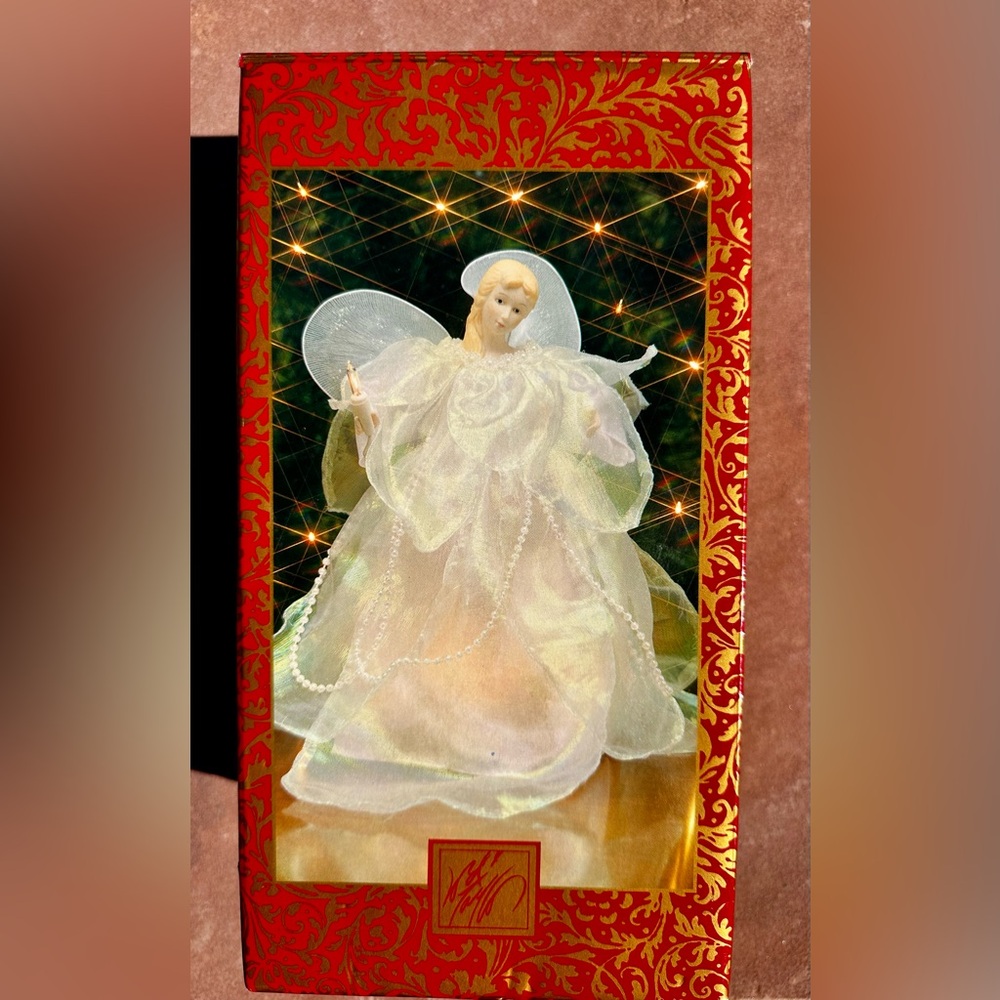 Vintage 1992 Angel Christmas Tree Topper Lights Up. Lord & Taylor Pearl accent.